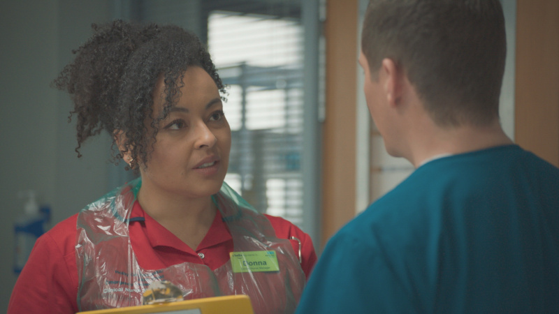   De nieuwe Casualty-trailer onthult dat er iets broeit tussen Donna en Max!