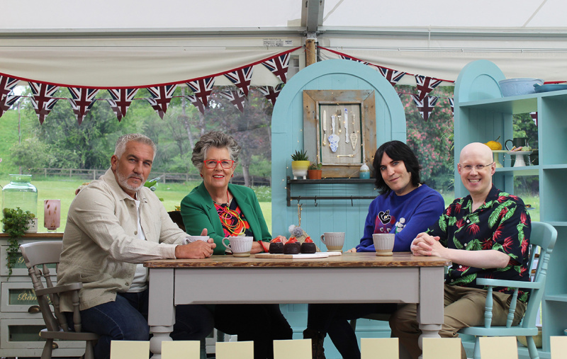  Los jueces del Great British Bake Off sentados alrededor de una mesa
