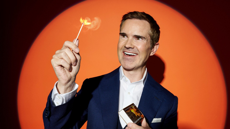   Jimmy Carr sosteniendo un fósforo
