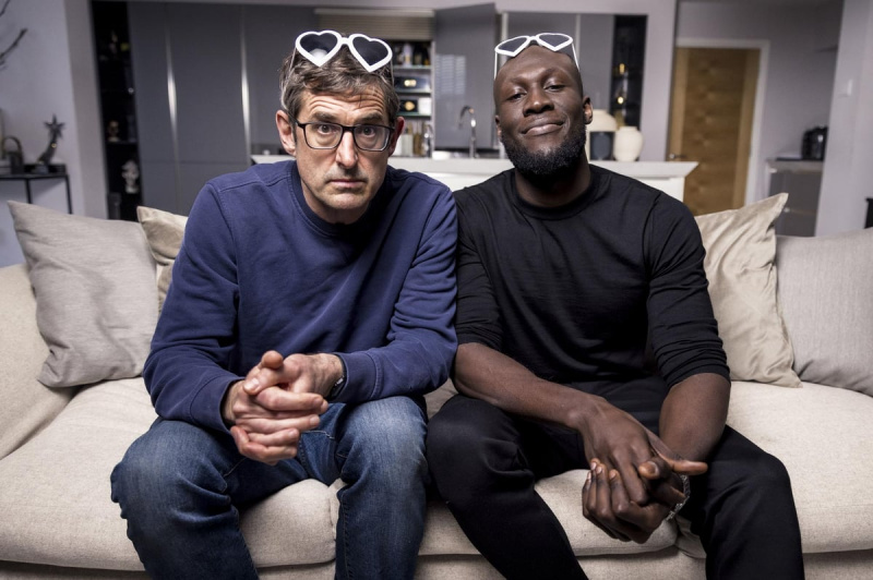   Louis Theroux posando con Stormzy