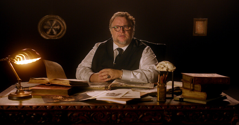   Guillermo Tel Toro sentado detrás de un escritorio