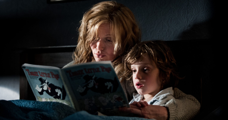   Una madre lee a su hijo en The Babadook