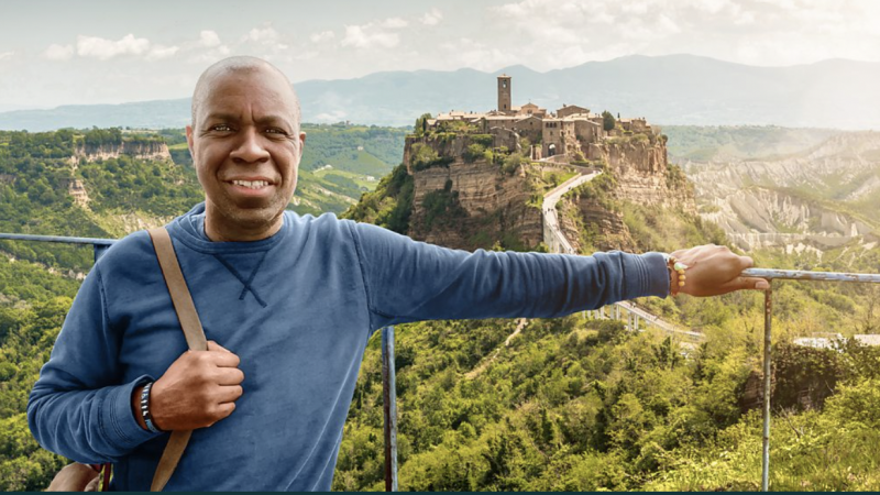   Clive Myrie posando en Italia
