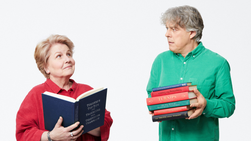   Sandi Toksvig, Alan Davies ถือหนังสือสำหรับ QI