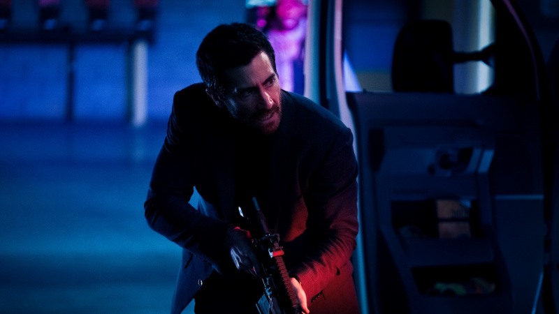   Jake Gyllenhaal กับปืนในหนัง Ambulance
