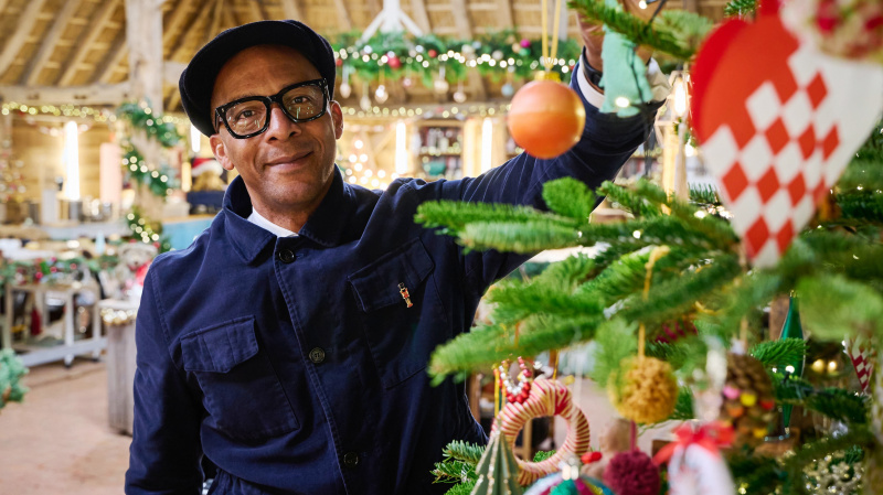   Jay Blades schmückt einen Weihnachtsbaum im The Repair Shop Christmas Special 2022