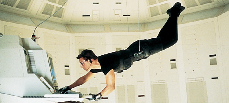   Ethan Hunt (Tom Cruise), CIA'i hacklemeye çalışırken sensörlerle dolu bir zeminin üzerinde sallanıyor. Dünya çapındaki ajanlarının gerçek kimliklerini açığa çıkarmakla tehdit eden bir köstebeği yakalamak için Langley, Virginia'daki ana bilgisayar.