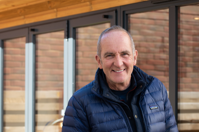   Grand Designs: The Streets 3. sezon. Kevin McCloud bir evin önünde.