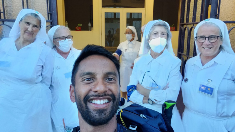   Bobby Seagull posa con voluntarios en Fátima en Peregrinación.