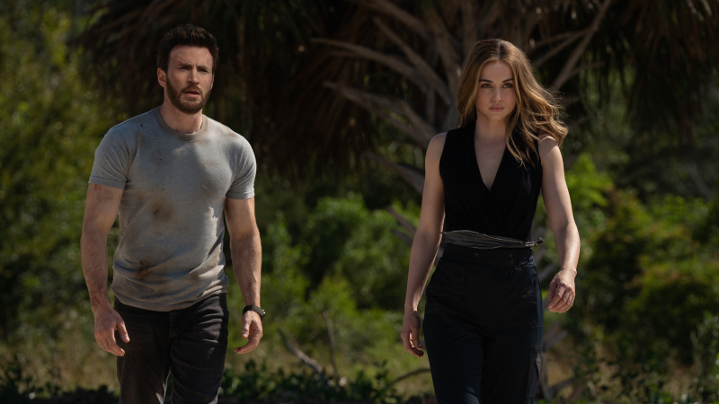   Chris Evans y Ana de Armas en Ghosted