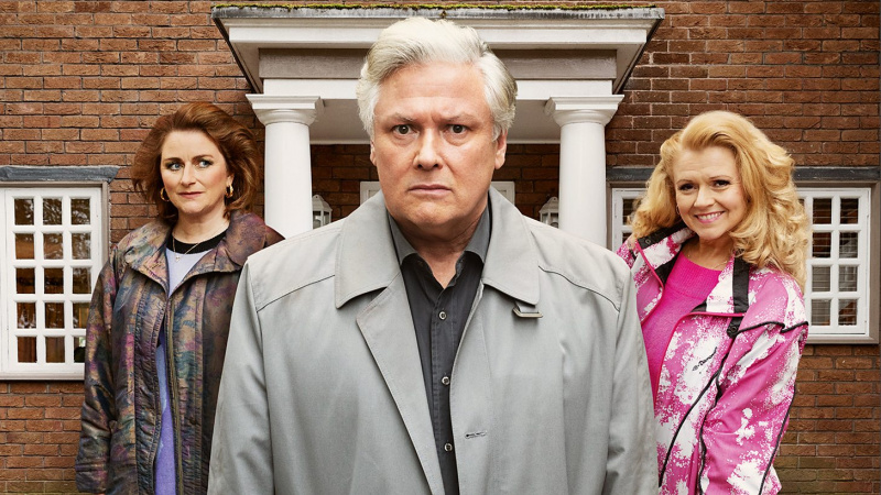   Martin Parker'ın ilk bakışını mahvetmek! Diane (Rosie Cavaliero), Martin Parker (Conleth Hill) ve Kath (Sian Gibson).