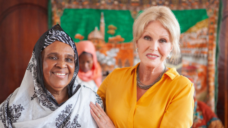   Joanna Lumley กับ Maryam Hamdani ในแซนซิบาร์
