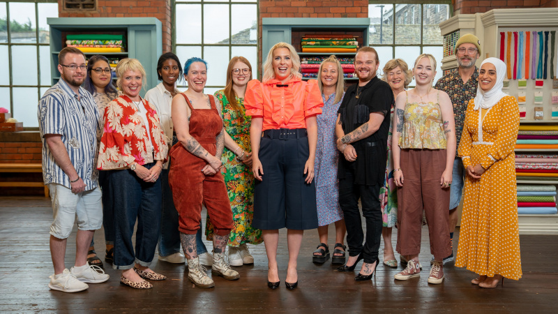   Sara Pascoe กับผู้เข้าแข่งขัน The Great British Sewing Bee 2023