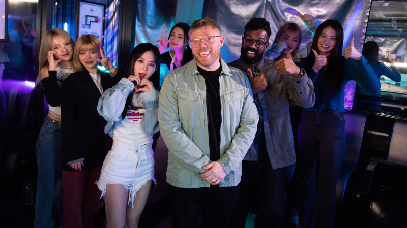   Rob Beckett และ Romesh Ranganathan กับ TRI.BE สำหรับ Rob & Romesh Vs K-Pop