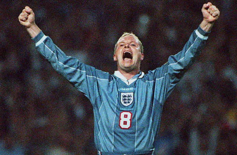   Bu akşam TV'de Paul Gascoigne İngiltere için oynuyor.