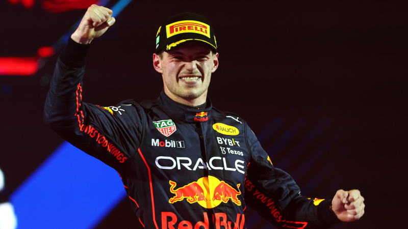   Max Verstappen ฉลองบนโพเดียมที่ Jeddah สำหรับ 2022 F1 Saudi Arabian Grand Prix