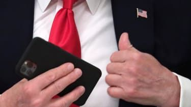 Czy Twitter powinien mieć uprawnienia do zablokowania konta Donalda Trumpa?