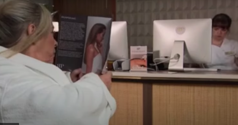   Rachael Gill-Davis (Gail v Emmerdale) sa objavila na Coronation Street ako recepčná.