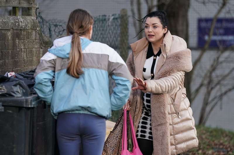   Whitney Dean descoperă vești de la Bianca Jackson