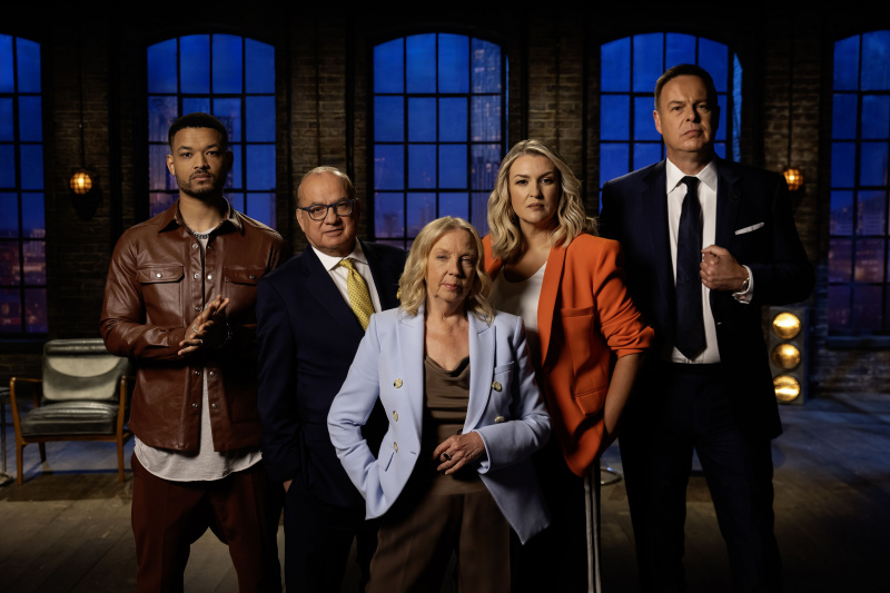   Dragons'da Steven Bartlett, Touker Suleyman, Deborah Meaden, Sara Davies ve Peter Jones' Den.
