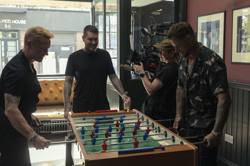   Boyzone -jäsen Keith Duffy, Shane Lynch ja Ronan Keating tapaavat dokumentin baarissa