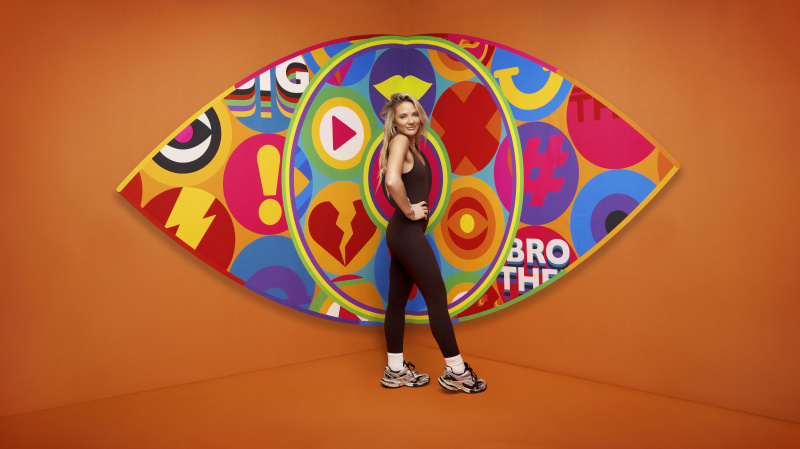   Chanelle în fața siglei Big Brother.