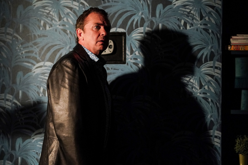  Alfie Moon blir truet av en våpenmann