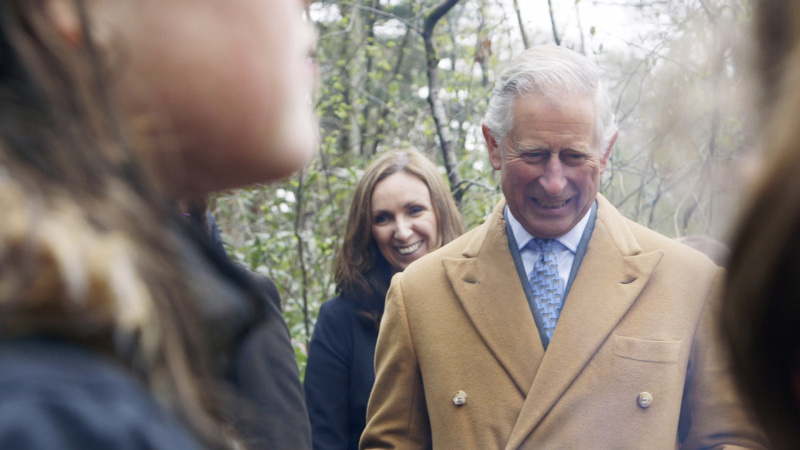   Karalis Čārlzs III brūnā mētelī pastaigājas pa Dumfries House Estate karaliski grandiozā dizainā.