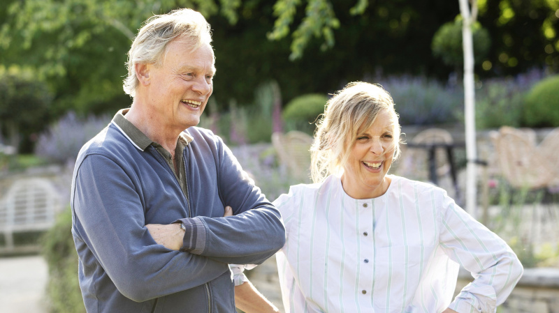   Martin Clunes v temni srajci in Mel Giedroyc v svetlem topu v Mel Giedroyc in Martin Clunes Explore Britain by the Book.