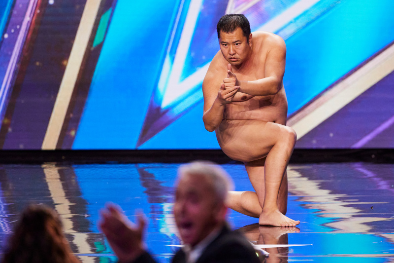   Tony dela svoje gole poze v BGT