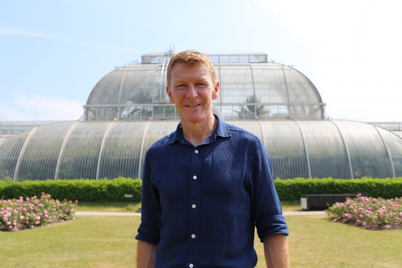  Tim Peake ถ่ายภาพหน้าเรือนกระจกขนาดใหญ่ในสวน Kew Gardens