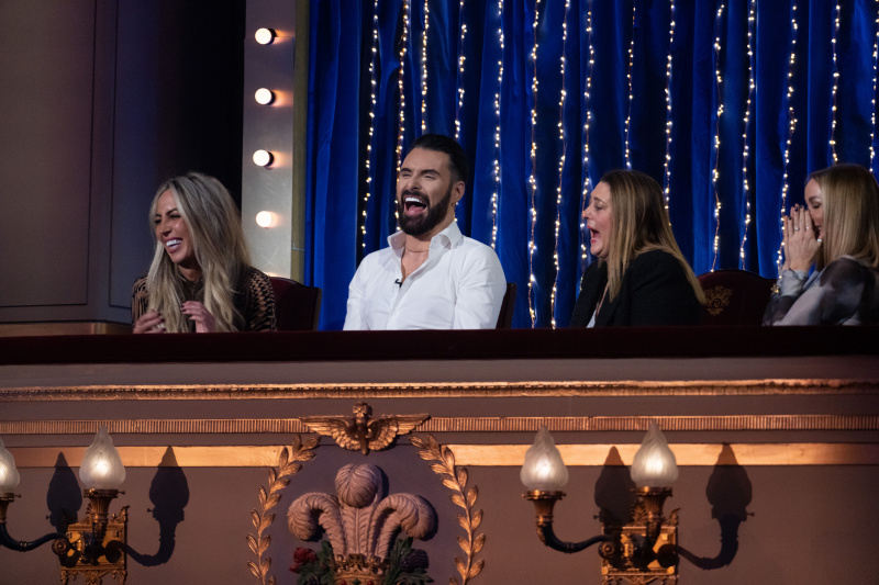   Rylan es la primera celebridad en entregar su teléfono para la broma,'Send To All'.