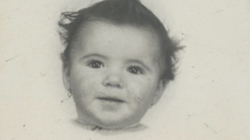   Μια ασπρόμαυρη φωτογραφία της Irene Meca Mateo ως μωρό στο Long Lost Family.