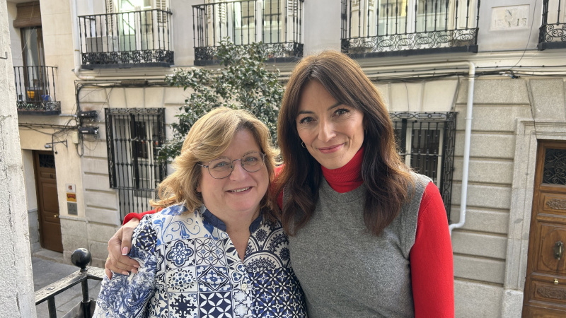   Η Ruth Appleby στέκεται σε ένα μπαλκόνι με την Davina McCall στο Long Lost Family: The Spanish Baby Scandal
