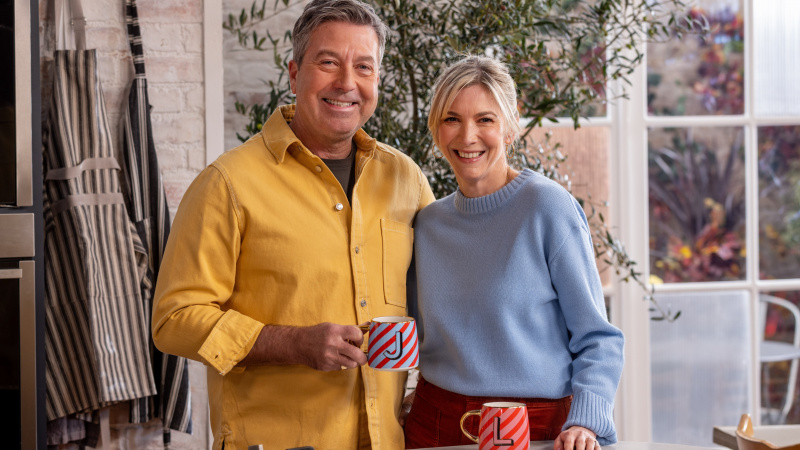   John e Lisa in piedi al tavolo per John e Lisa's weekend kitchen season 9