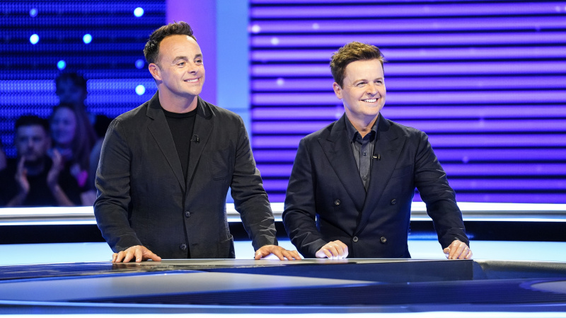   Ant e Dec indossano abiti e stanno in studio sorridendo in Ant e Dec's Limitless Win