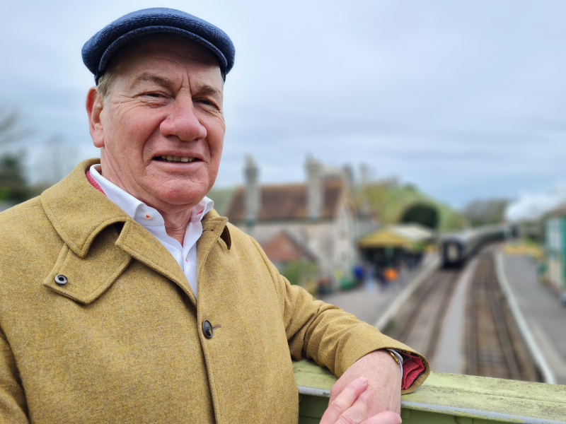   MIchael Portillo Corfen linnan alussa.