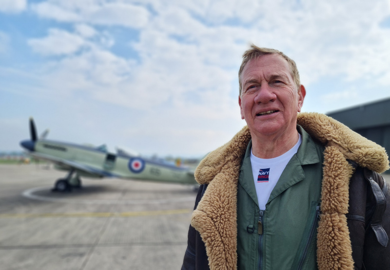   Michael RNAS Yeoviltonissa näytteillä olevien lentokoneiden kanssa.