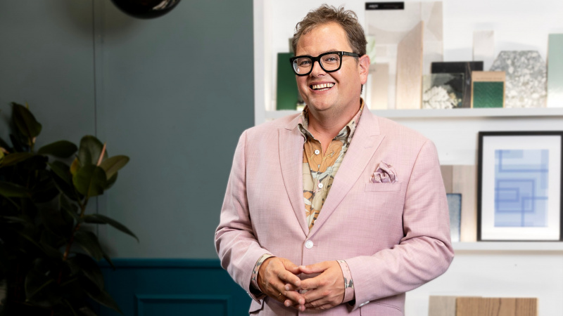   Ev sahibi Alan Carr.