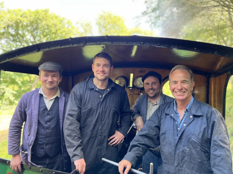   Robson ve Grantchester'daki rol arkadaşı Tom Brittney, Tanfield demiryolunda.