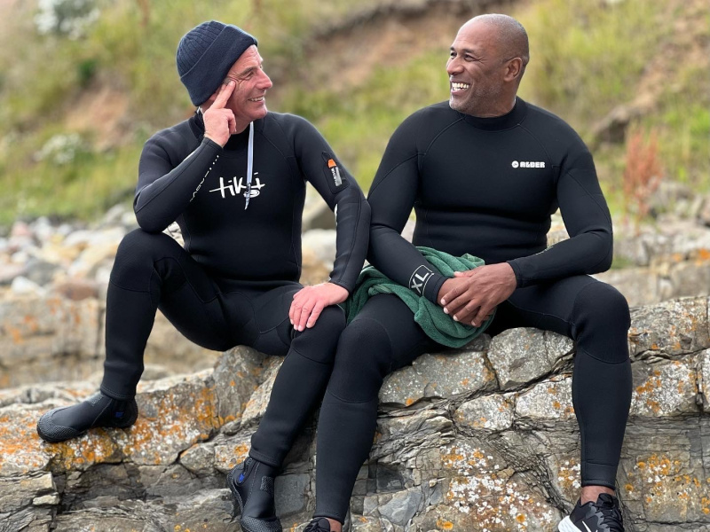   Beadnell'de paddleboarding için Les Ferdinand ile.