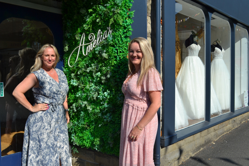   Jo と Kelly は、ブライダル ショップ Amelia のオーナーです。's in Clitheroe.