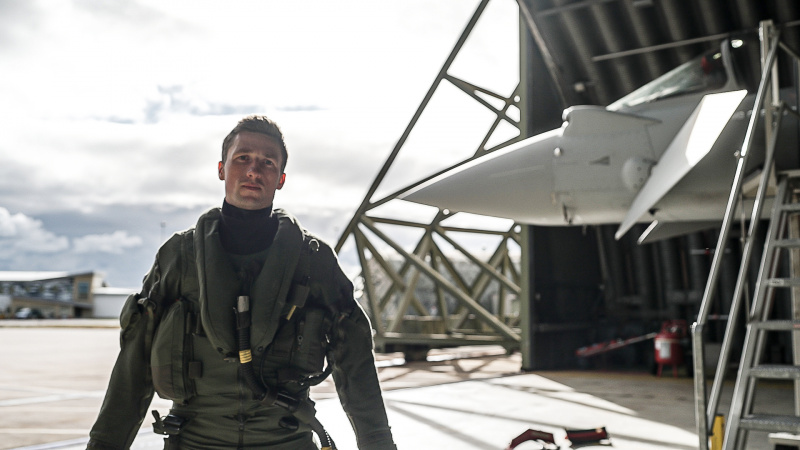  genç Typhoon pilotu Harry Brooks.