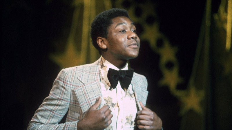   Mladý Lenny Henry v károvom saku a motýliku vystupuje v New Faces v roku 1975.