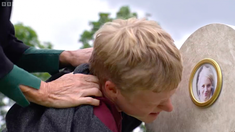  Cindy dwingt Bobby om naar de foto van Lucy te kijken's grave