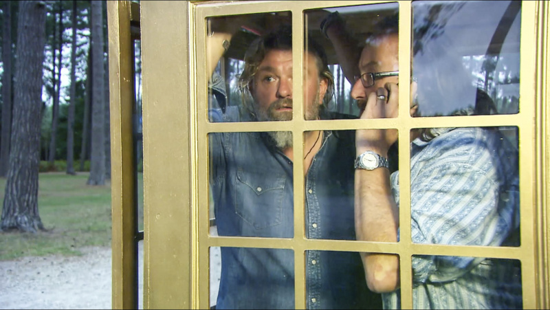   The Hairy Bikers Noel Partisi'nden sarı telefon kulübesinde Si King ve Dave Myers'ın fotoğrafı.