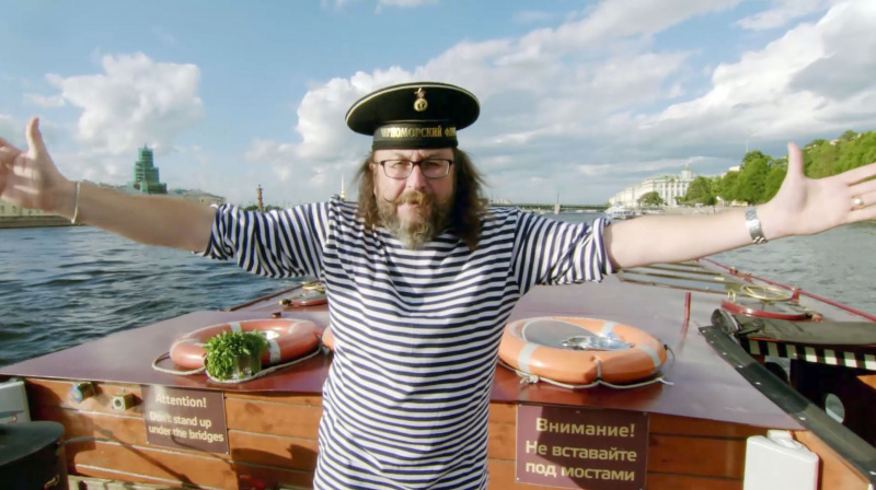   The Hairy Bikers'tan Dave Myers'ın bir teknede kolları iki yana açık haldeki görüntüsü' Northern Exposure Russia.