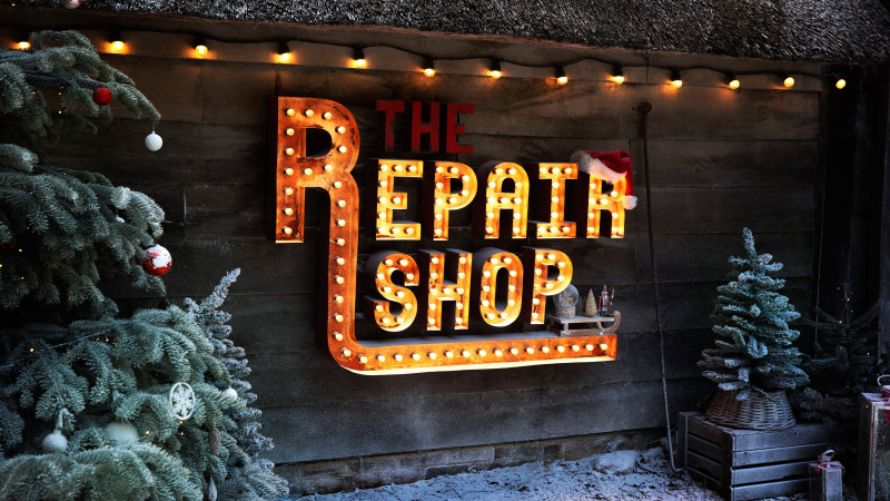   The Repair Shop-logotypen klädd för The Repair Shop julen 2023