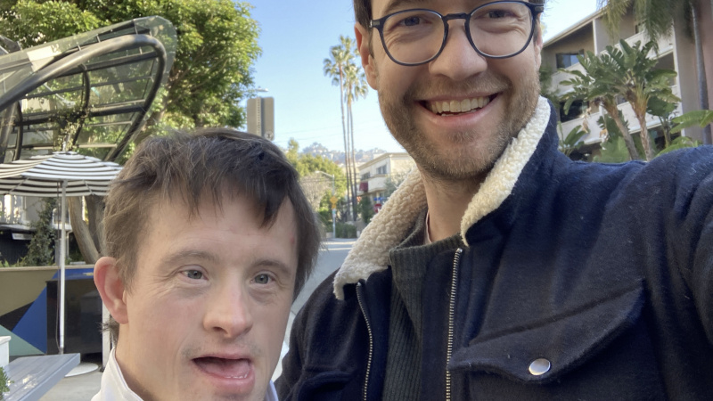   Tommy ve Will Jessop, Tommy Jessop Hollywood'a Gidiyor'da yan yana duruyor.