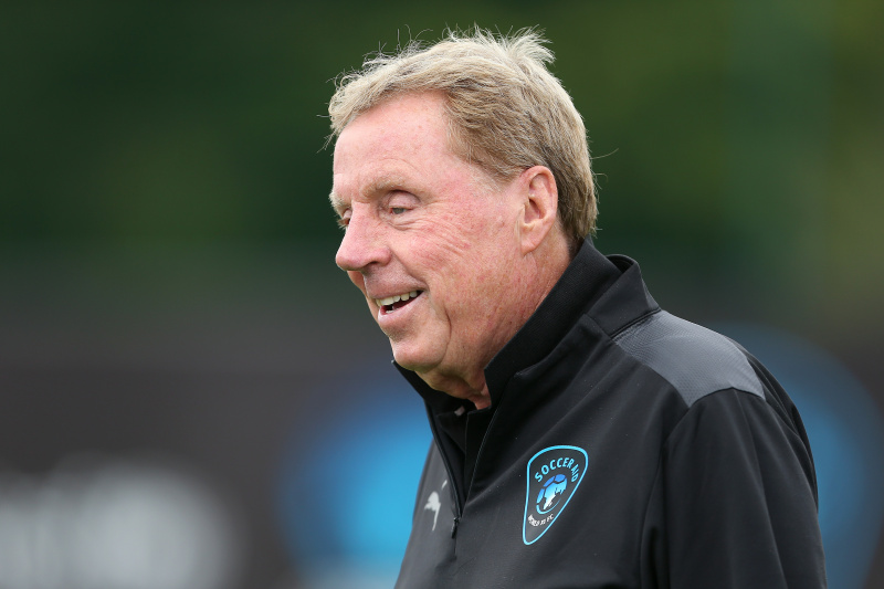   サッカー・エイド・フォー・ユニセフ2021のトレーニング中にハリー・レドナップがワールドXl FCのユングブラッドと交流